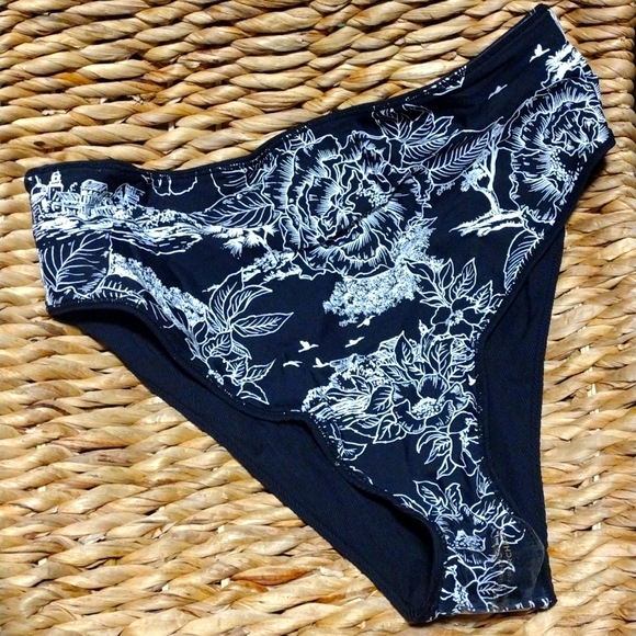 🆕 Maaji reversible Black and white swim bottom - Picture 1 of 8